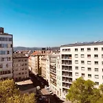 Mitten im Achten. Zentrale Wohnung in Wien